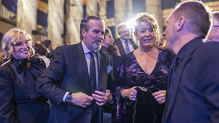 Autoridades con el director del festival, Manuel H. Martín