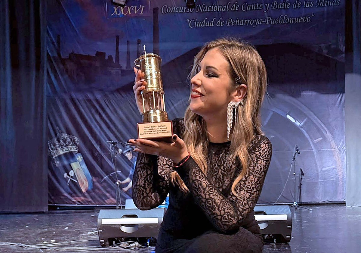 La cantaora bollullera con el  galardón obtenido
