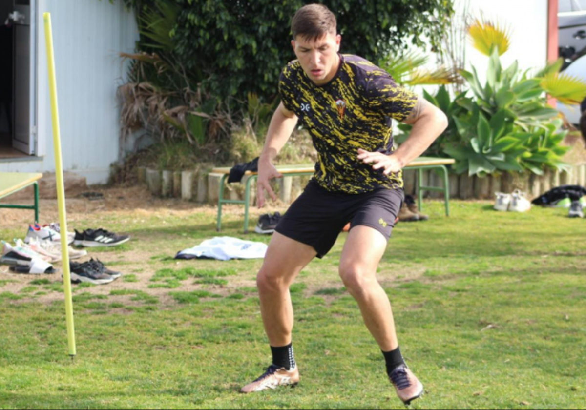 El central del San Roque de Lepe Pedro Inglés en un entrenamiento