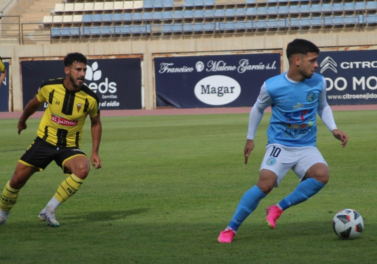 Marrufo presionando a un rival del Ejido