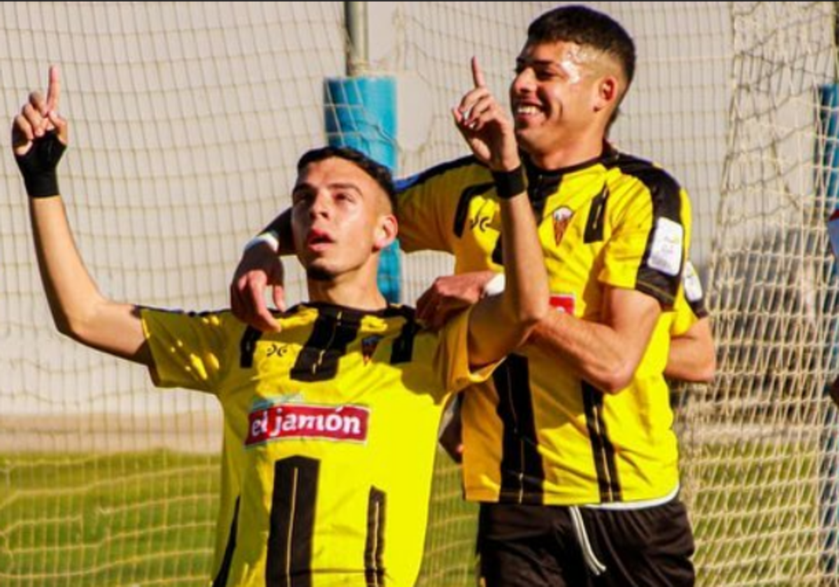 Sergio García y Charaf celebrando un gol del San Roque de Lepe
