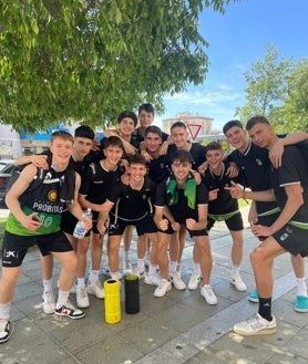 Imagen secundaria 2 - Arriba, salto inicial del duelo entre el Betis y el Real Madrid. Abajo, celebran la victoria los jugadores del Valencia Basket y el Juventut de Badalona, que se verán las caras en semifinales este viernes.