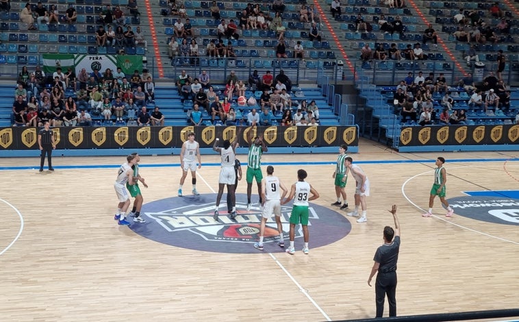 Imagen principal - Arriba, salto inicial del duelo entre el Betis y el Real Madrid. Abajo, celebran la victoria los jugadores del Valencia Basket y el Juventut de Badalona, que se verán las caras en semifinales este viernes.