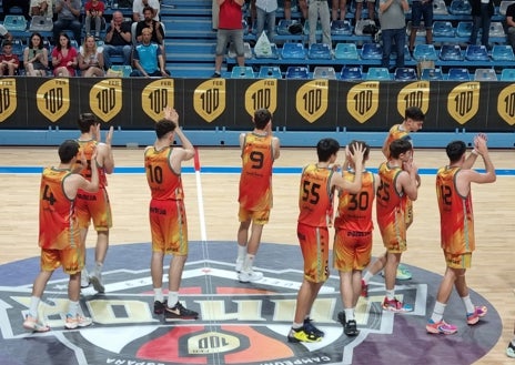 Imagen secundaria 1 - Arriba, salto inicial del duelo entre el Betis y el Real Madrid. Abajo, celebran la victoria los jugadores del Valencia Basket y el Juventut de Badalona, que se verán las caras en semifinales este viernes.