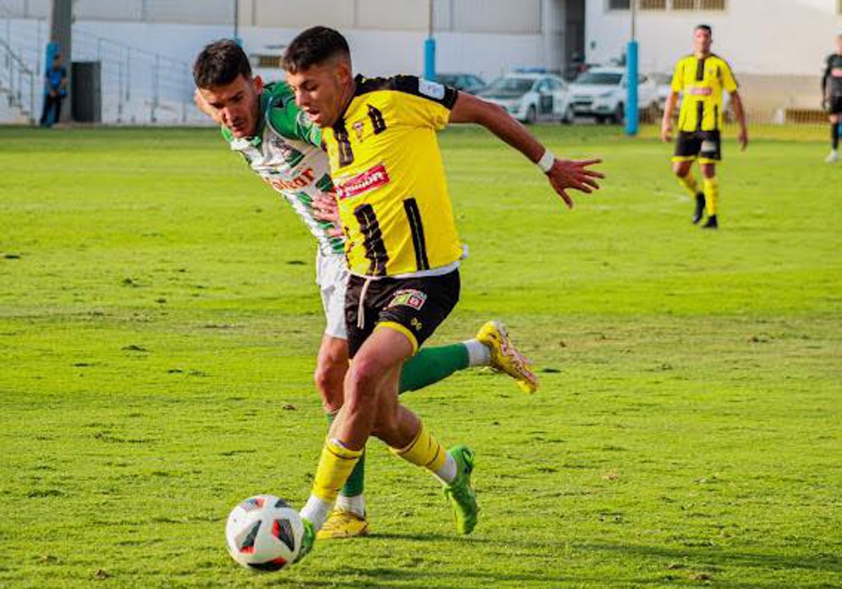 Charaf presionado por un rival en el San Roque de Lepe-Atlético Sanluqueño