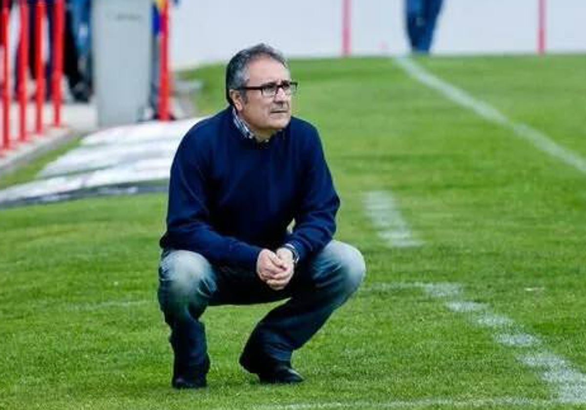 Manuel Juan Limón en la banda durante un encuentro