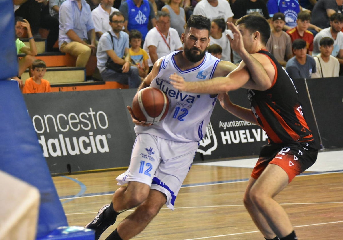 Chemari Morales ante un rival del Puerto Sagunto