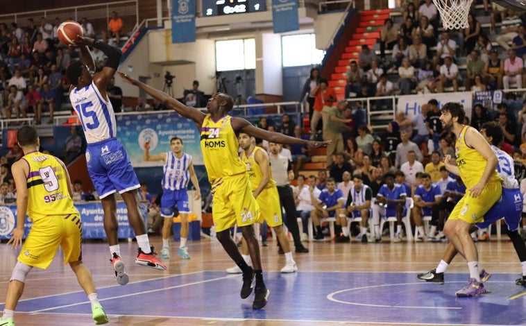 Imagen principal - Diferentes acciones del encuentro, en el que el Huelva Comercio Viridis se hizo con la victoria para continuar peleando por el ascenso a LEB Oro este domingo