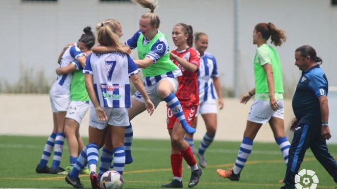 Las jugadoras del Sporting Huelva celebrando la permanencia