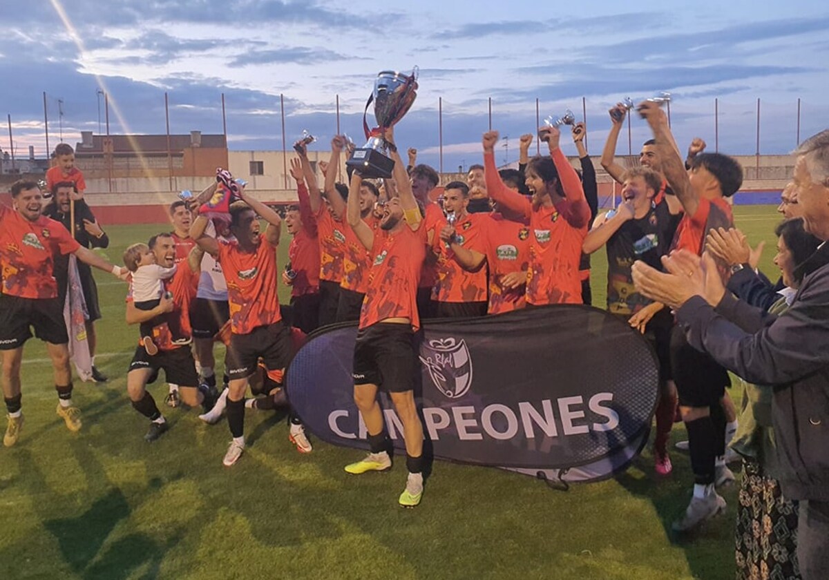 Los jugadores del Pinzón celebrando su ascenso a la División de Honor