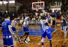 Alberto Artiles, uno de los héroes del ascenso, estampa su renovación con el Huelva Comercio