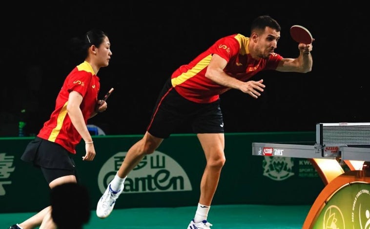 Imagen principal - Arriba Robles con María Xiao y abajo con Ovidiu Ionescu y en su duelo individual ante Quadri Aruna