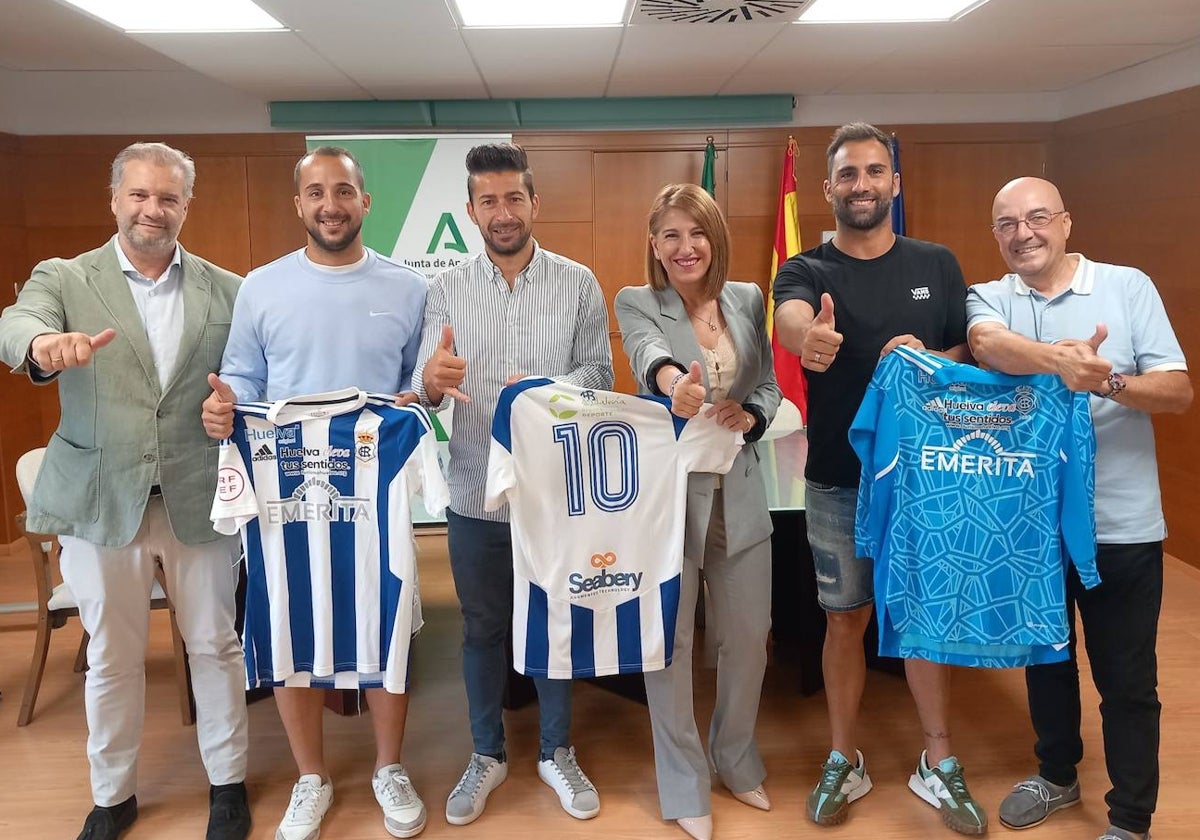 Teresa Herrera ha recibido a la delegación del Recreativo de Huelva de Fútbol Playa
