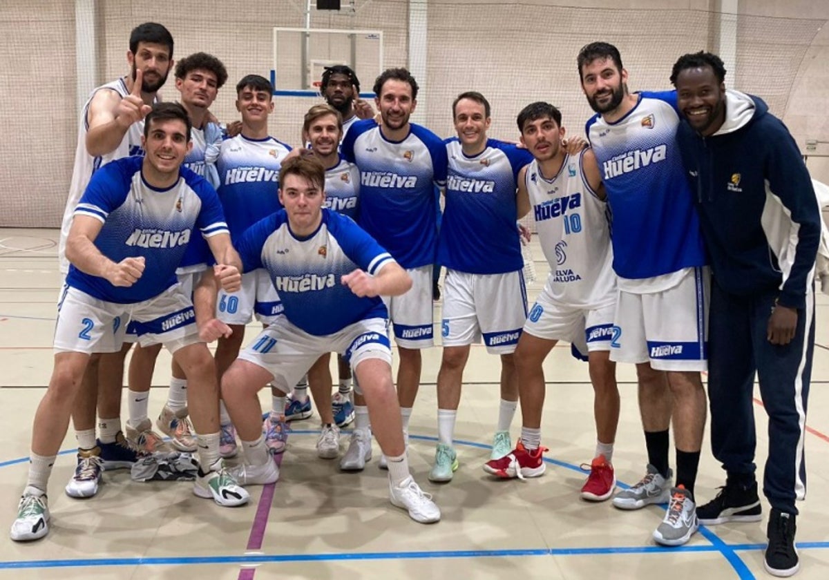 Los jugadores del Ciudad de Huelva celebrando un triunfo la pasada temporada