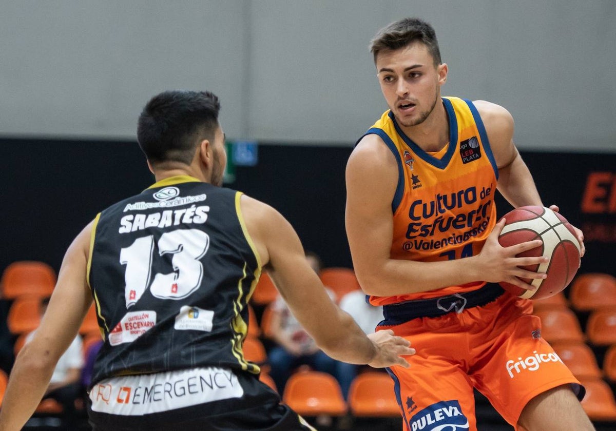 Álex Bellver en un partido en las filas del Valencia