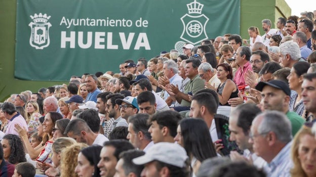 El público onubense prácticamente llenó la pista central del Recreativo de Huelva de Tenis