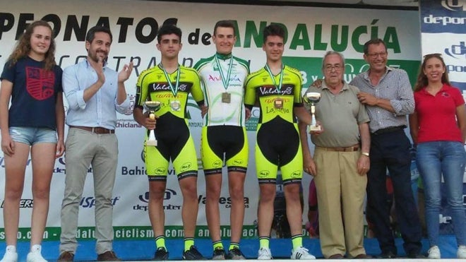 En el centro en lo más alto del podio con el club condal