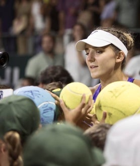 Imagen secundaria 2 - Foto de familia tras la entrega de premios, arriba. Abajo, los recogepelotas del torneo se fotografían junto al trofeo. Rebeka Masarova, firmando autógrafos tras ganar la final femenina a Jil Teichmann