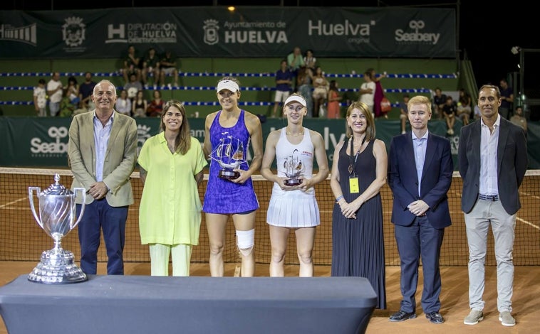 Imagen principal - Foto de familia tras la entrega de premios, arriba. Abajo, los recogepelotas del torneo se fotografían junto al trofeo. Rebeka Masarova, firmando autógrafos tras ganar la final femenina a Jil Teichmann