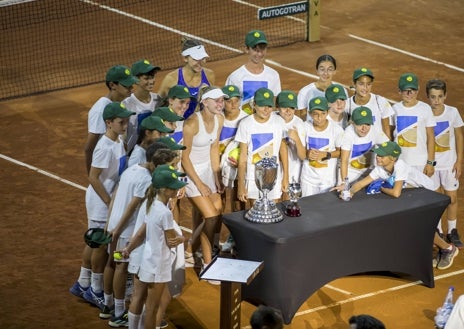 Imagen secundaria 1 - Foto de familia tras la entrega de premios, arriba. Abajo, los recogepelotas del torneo se fotografían junto al trofeo. Rebeka Masarova, firmando autógrafos tras ganar la final femenina a Jil Teichmann