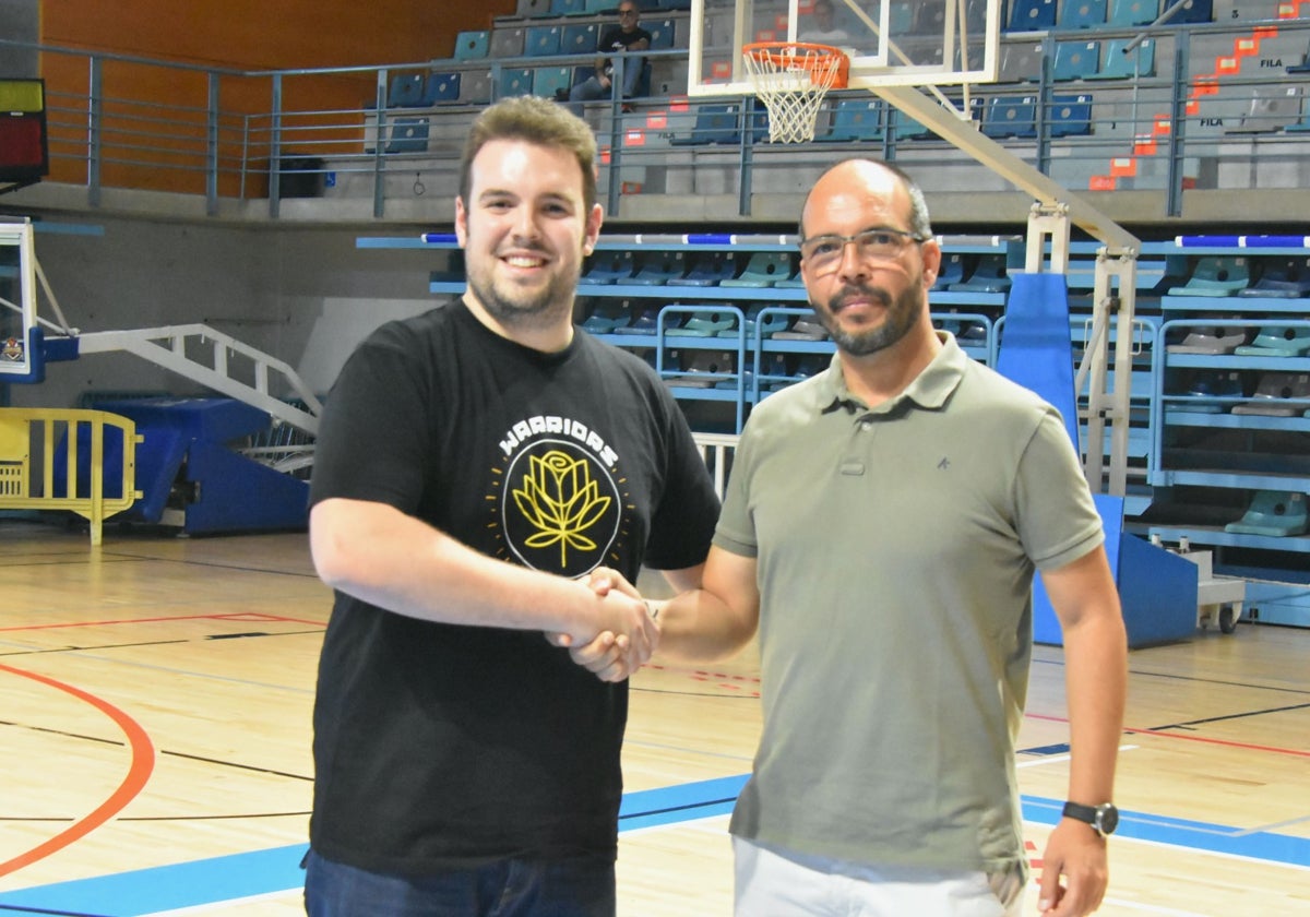 Ìñigo Núñez junto al presidente del Ciudad de Huelva