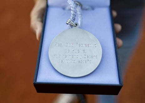 Imagen secundaria 1 - Anverso y reverso de la medalla de oro entregada por el Recreativo de Huelva de Tenis a su hermano de fútbol