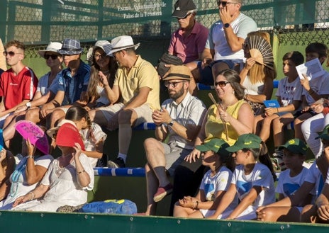 Imagen secundaria 1 - Diferentes imágenes de golpes de Borna Coric durante el partido y del público onubense