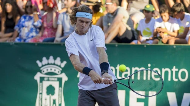 Revés a dos manos de Rublev durante el encuentro en el Recreativo de Tenis