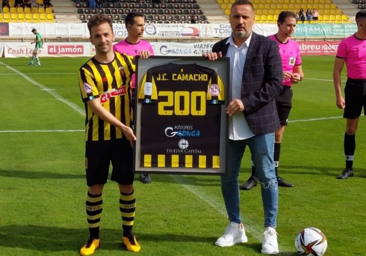 Juan Carlos Camacho fue homenajeado al cumplir 200 partidos oficiales con el club