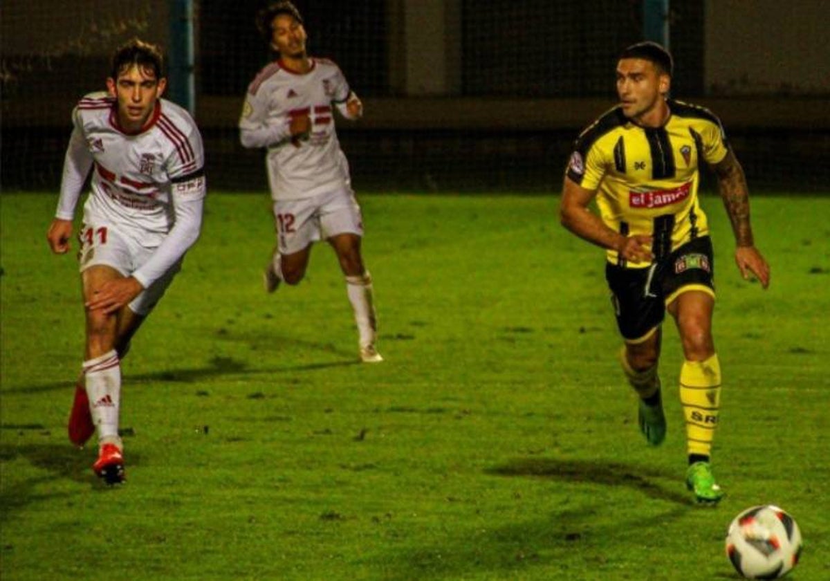 El defensa aurinegro Iván Robles, en un partido