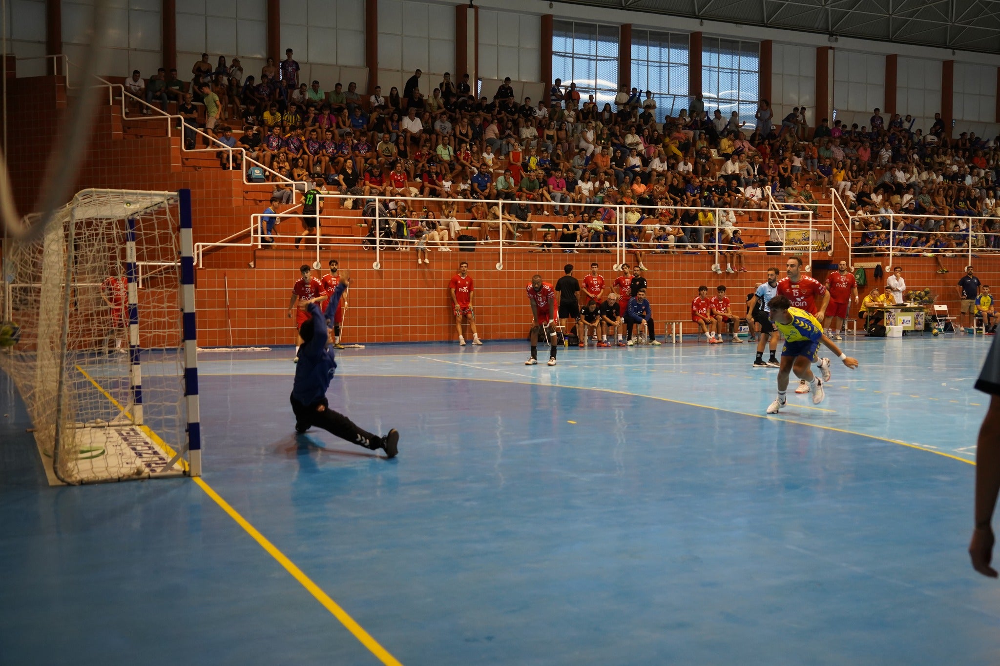 El BM Triana se lleva ante el PAN el Trofeo Ciudad de Moguer