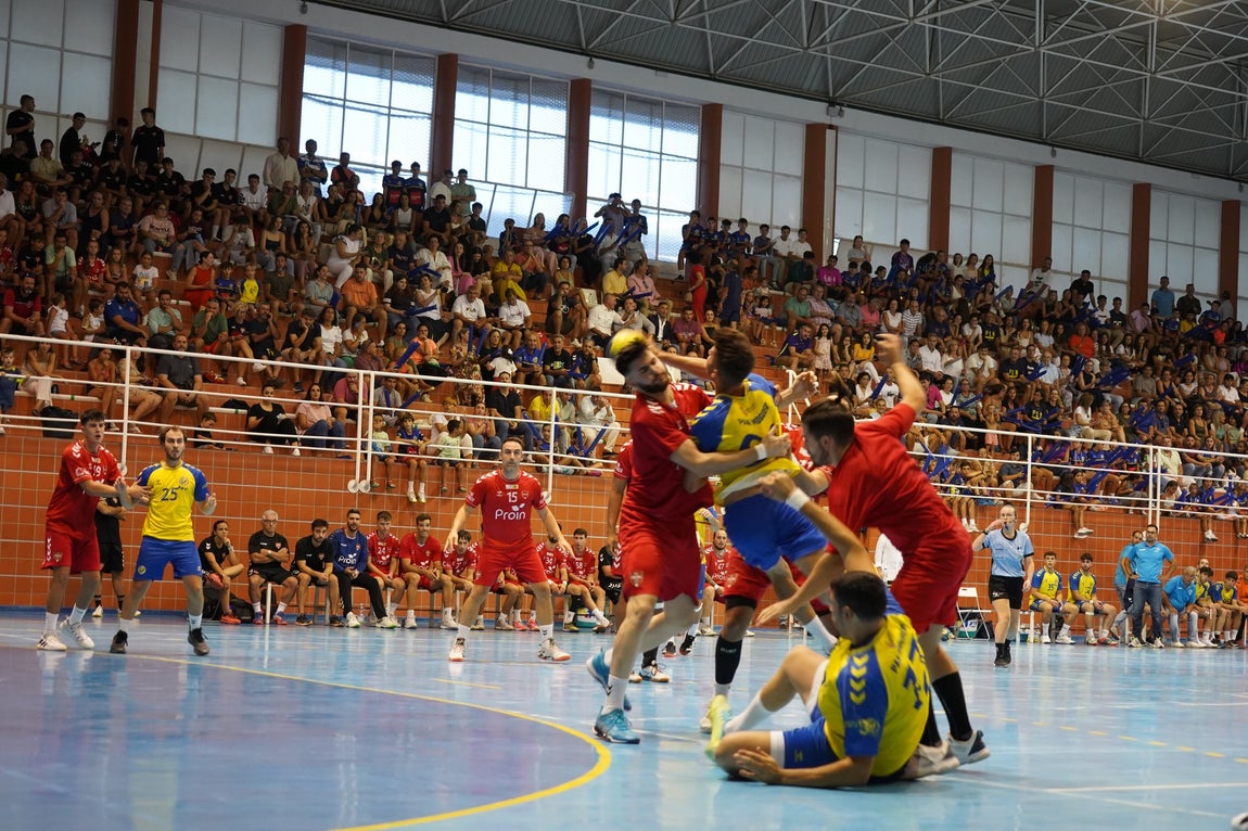 El BM Triana se lleva ante el PAN el Trofeo Ciudad de Moguer
