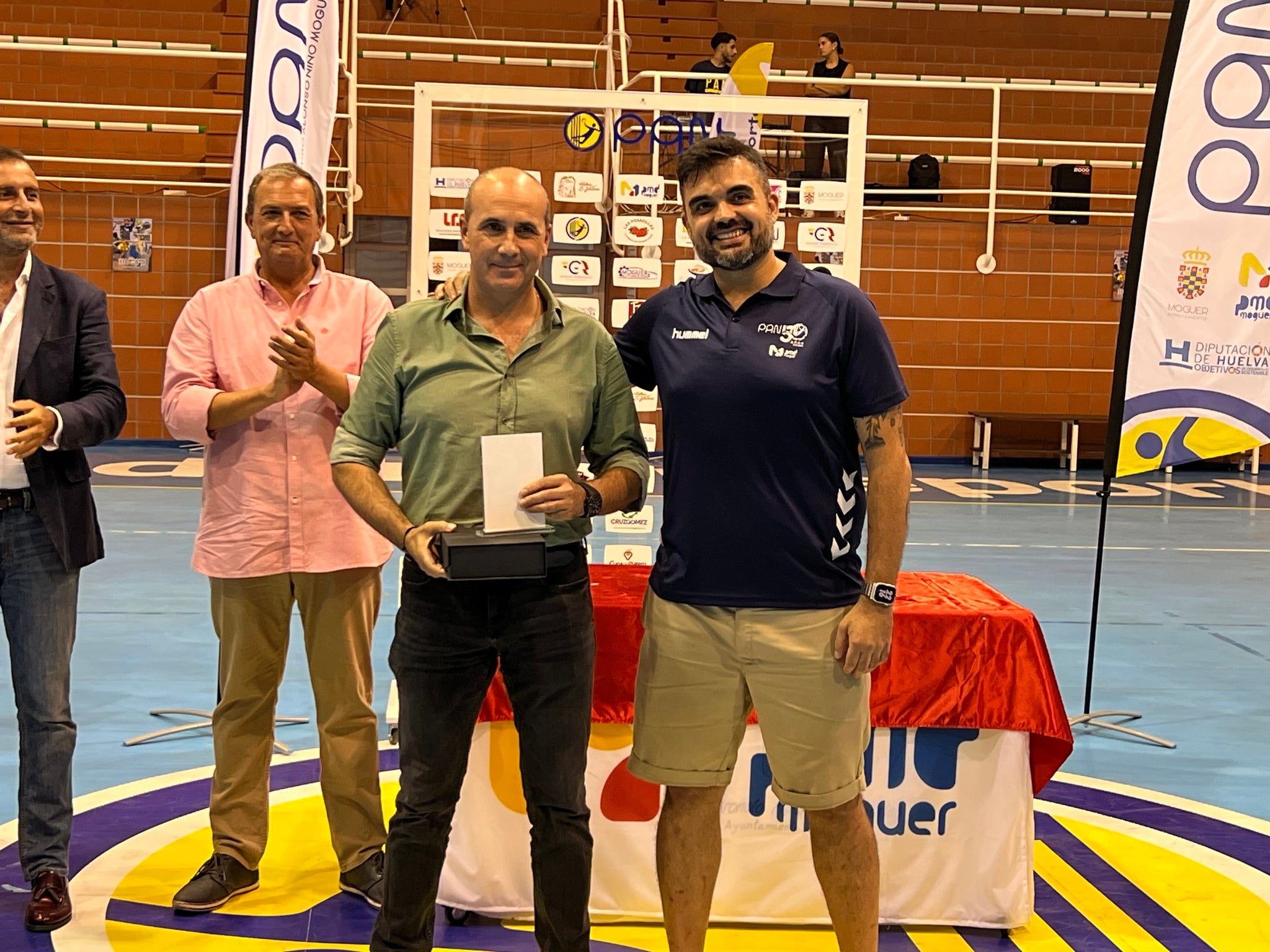 El BM Triana se lleva ante el PAN el Trofeo Ciudad de Moguer