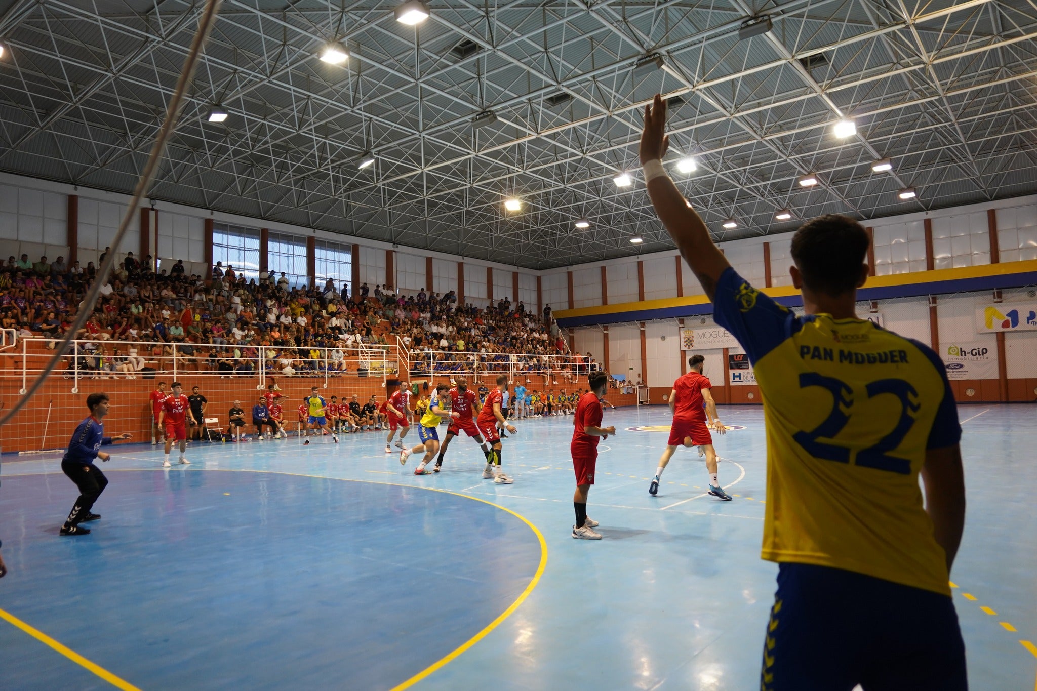 El BM Triana se lleva ante el PAN el Trofeo Ciudad de Moguer