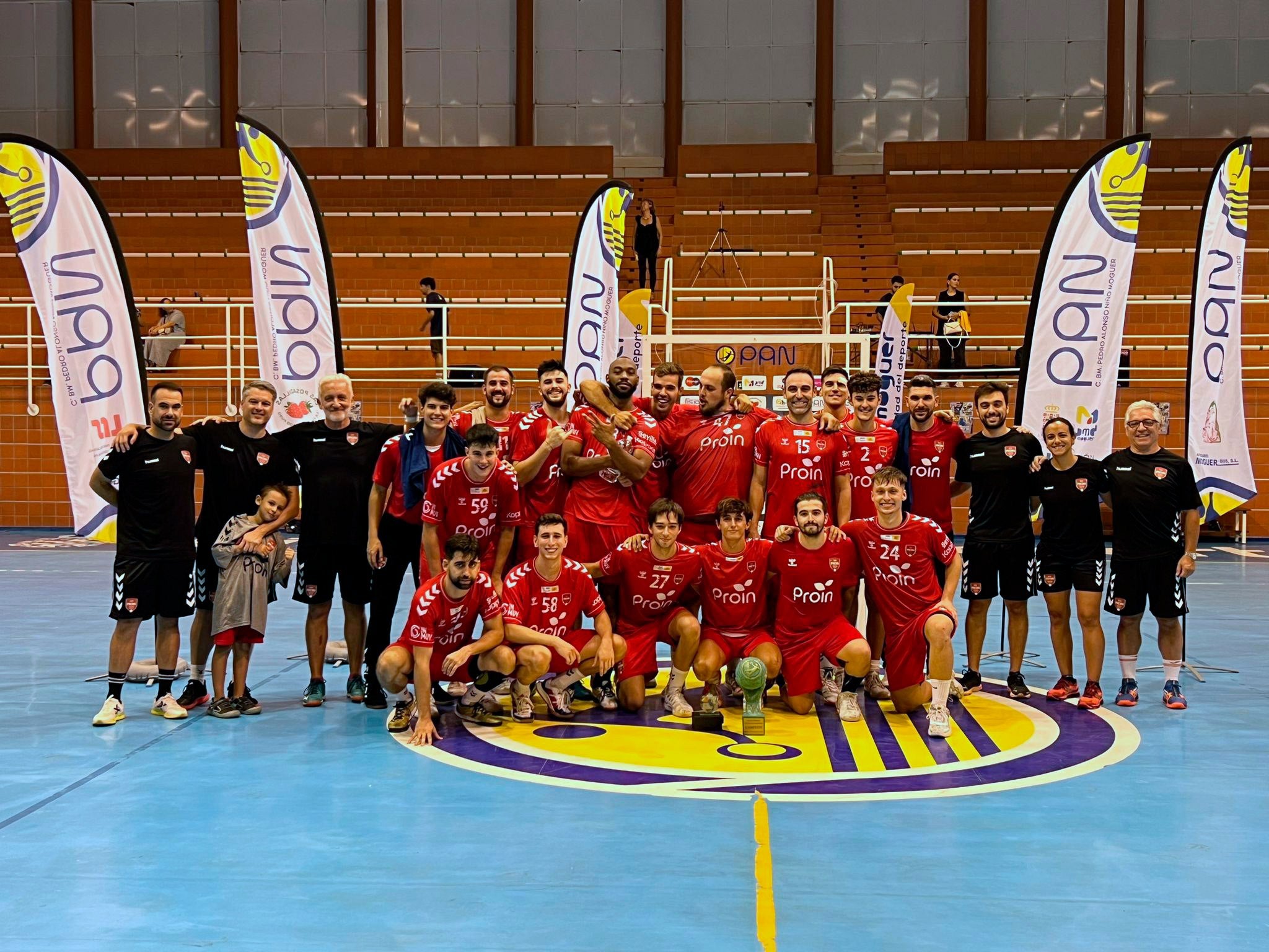 El BM Triana se lleva ante el PAN el Trofeo Ciudad de Moguer