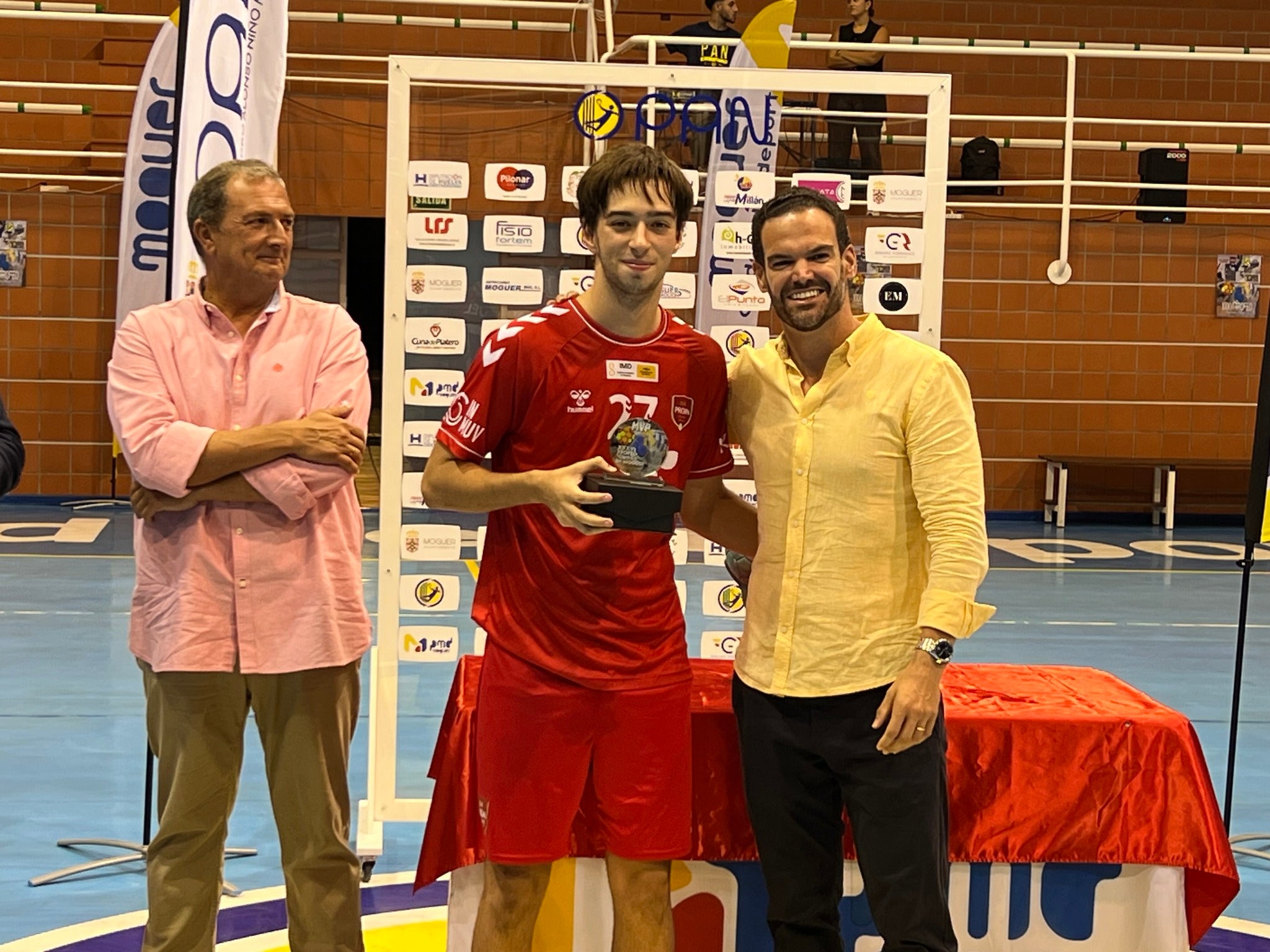 El BM Triana se lleva ante el PAN el Trofeo Ciudad de Moguer