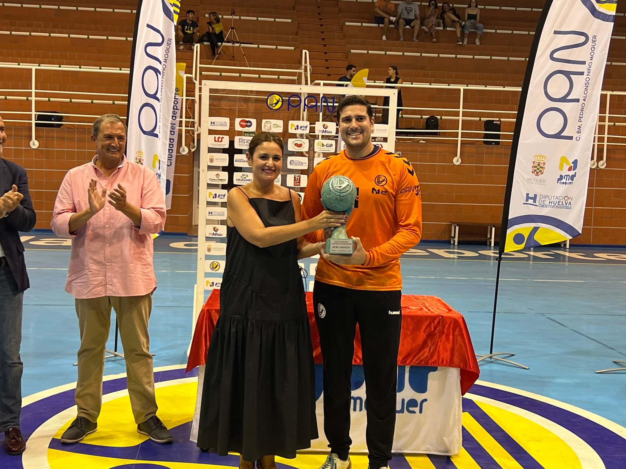 El BM Triana se lleva ante el PAN el Trofeo Ciudad de Moguer