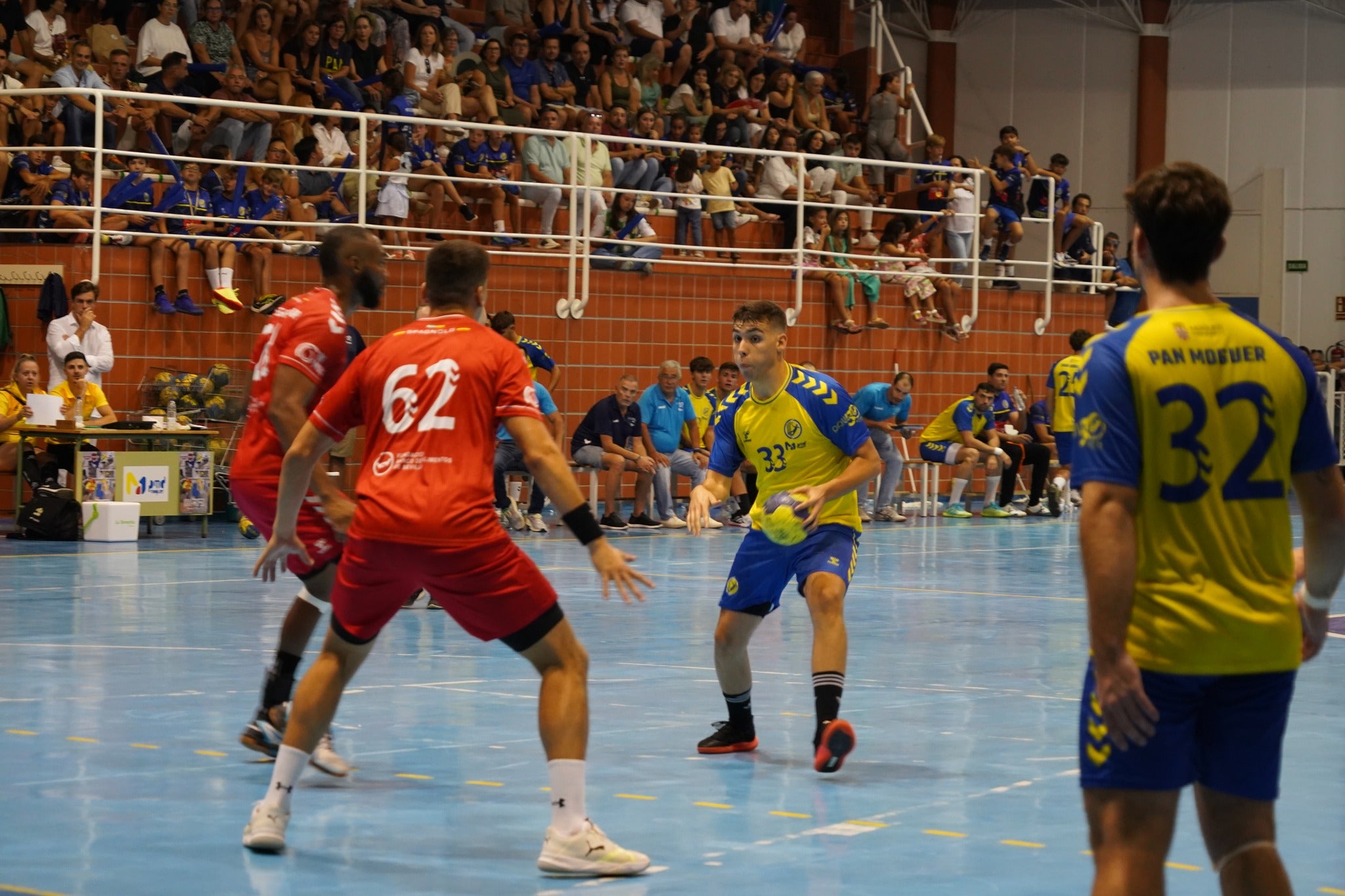 El BM Triana se lleva ante el PAN el Trofeo Ciudad de Moguer