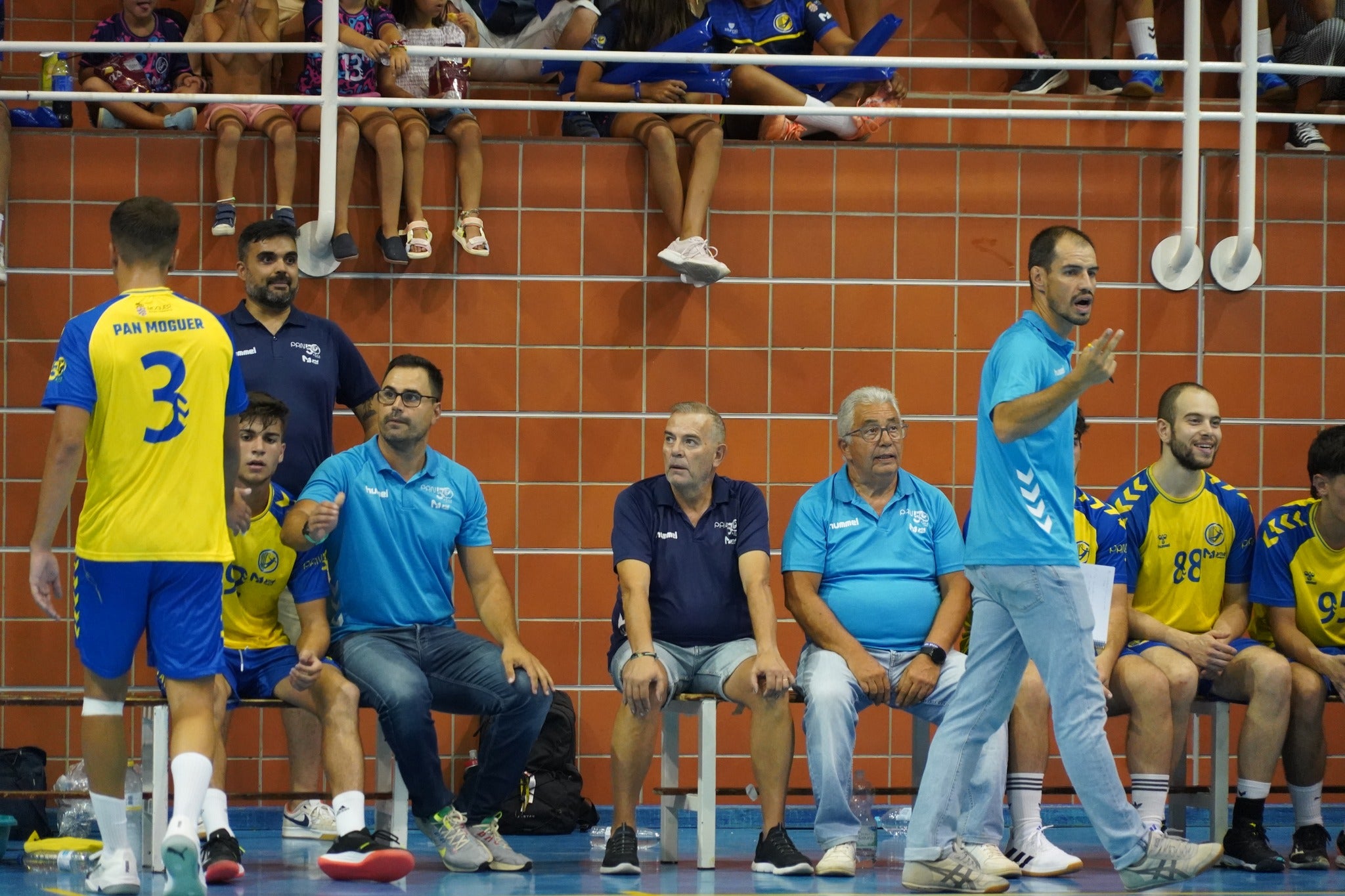 El BM Triana se lleva ante el PAN el Trofeo Ciudad de Moguer