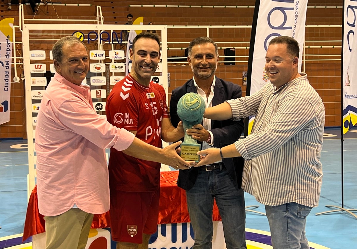 Momento de la entrega del Trofeo Ciudad de Moguer al capitán del BM Triana