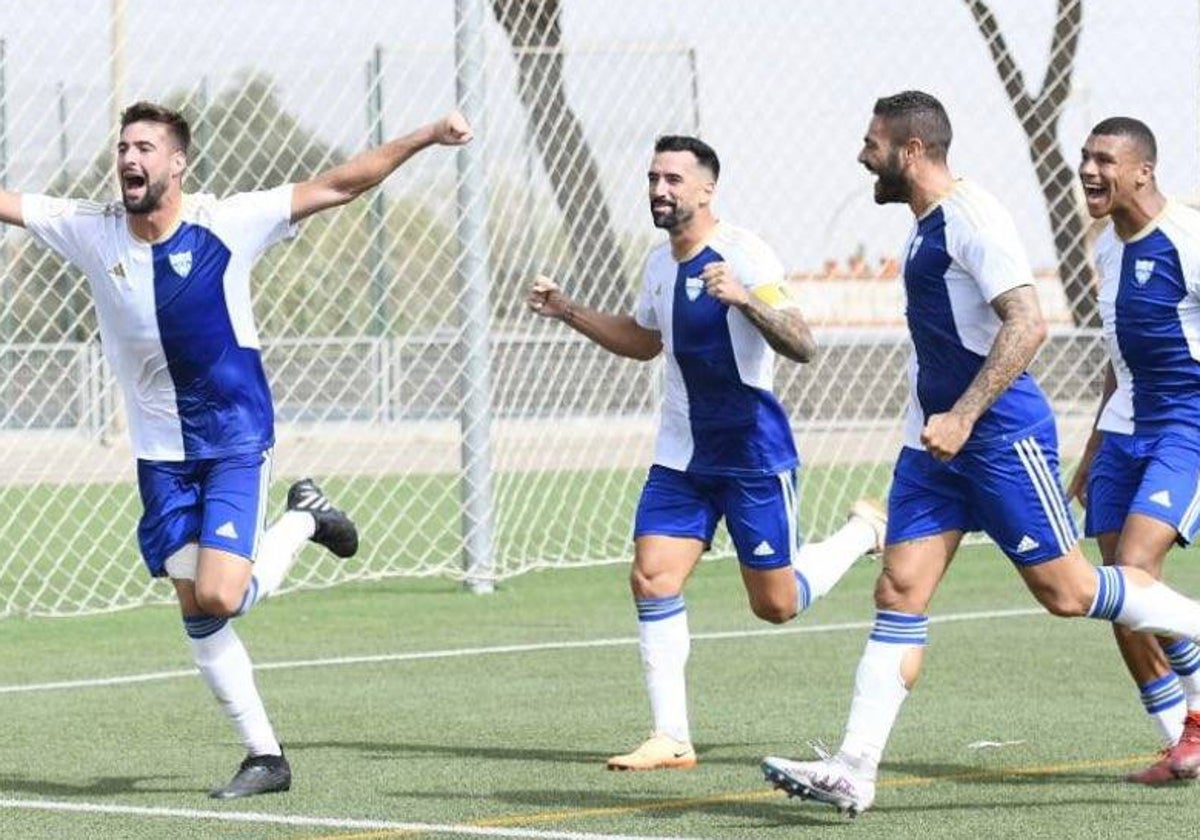 Los jugadores de La Unión Atlético celebrando uno de sus cuatro goles contra el San Roque