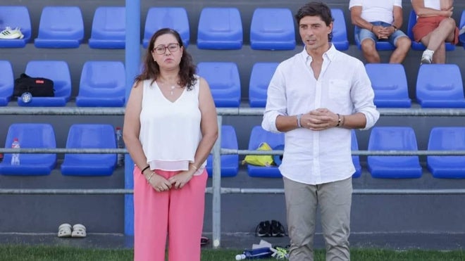 Manuela Romero, presidenta del Sporting Huelva, con el presidente del Recreativo, Jesús Vázquez