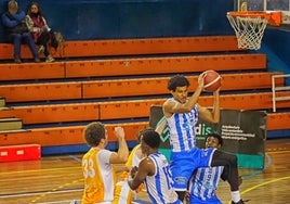 Cameron Gaines renueva con el Huelva Comercio y completa la plantilla de Gabriel Carrasco