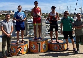 Rafael Álvarez y Teresa Jiménez se proclaman vencedores del Triatlón Playas de Mazagón