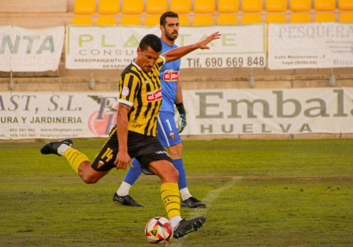 Jesús Rueda fue uno de los cuatro goleadores del San Roque de Lepe ante el Torre del Mar