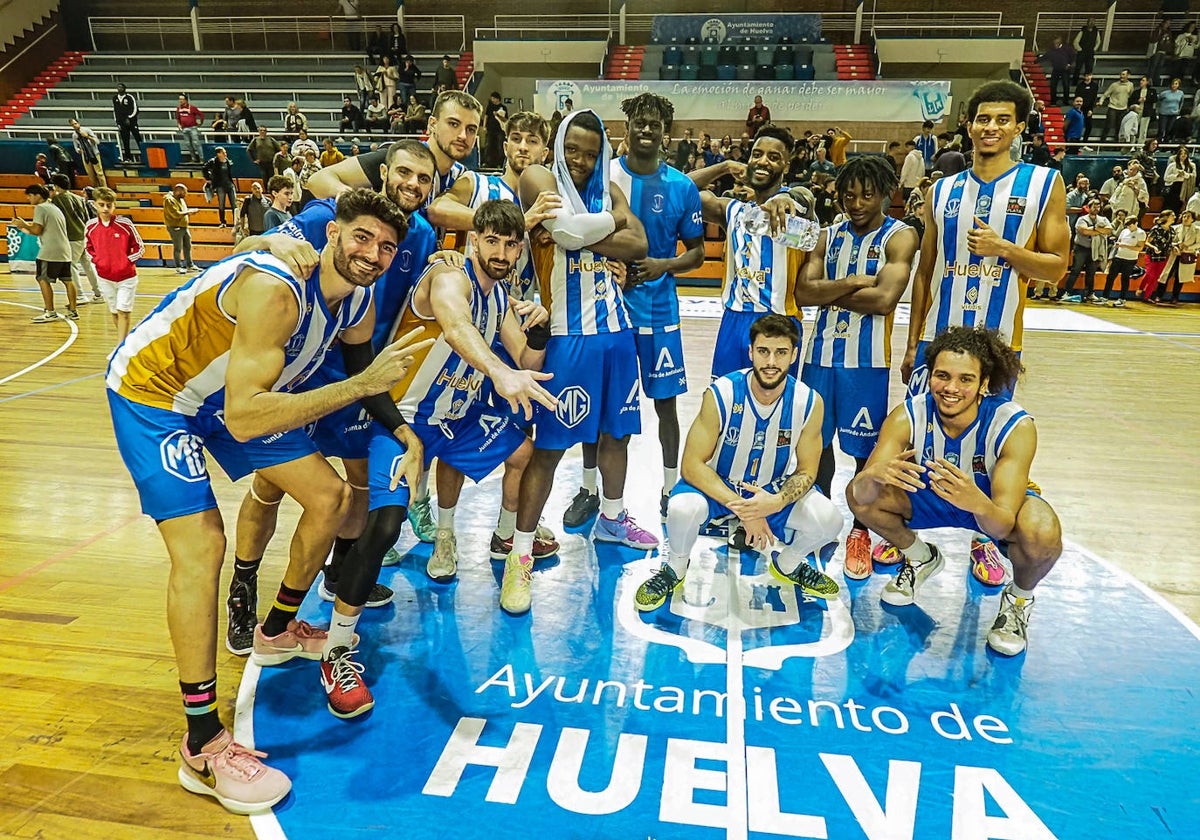 El Huelva Comercio celebrando su victoria de esta tarde contra el Huesca la Magia