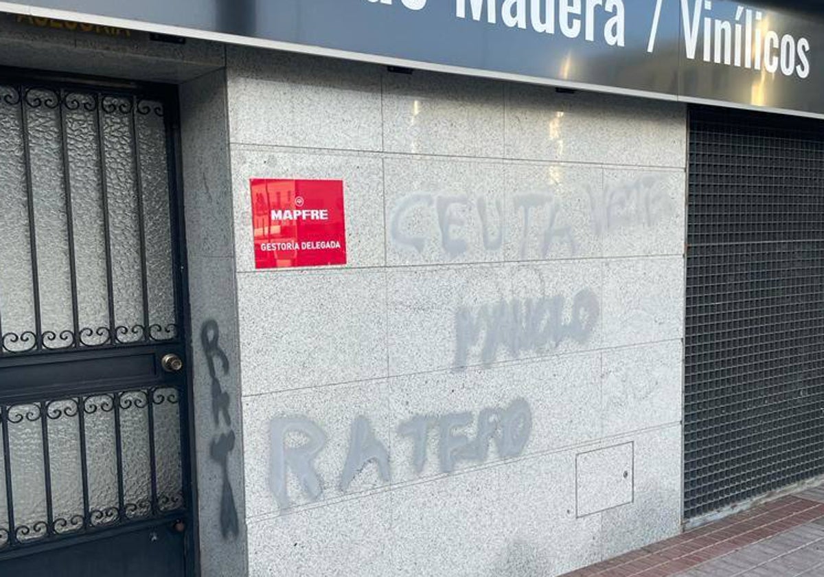 Las pintadas insultando a Manolo Santana en la puerta de su trabajo