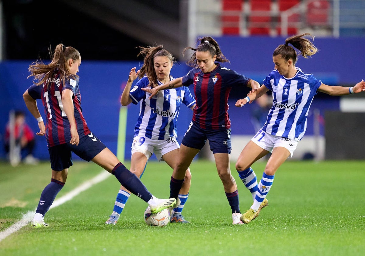 Un momento del duelo entre el conjunto onubense ante el Eibar