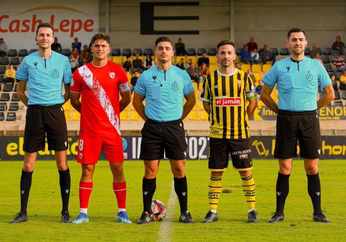 Los capitanes antes del inicio del San Roque de Lepe-Sevilla Atlético