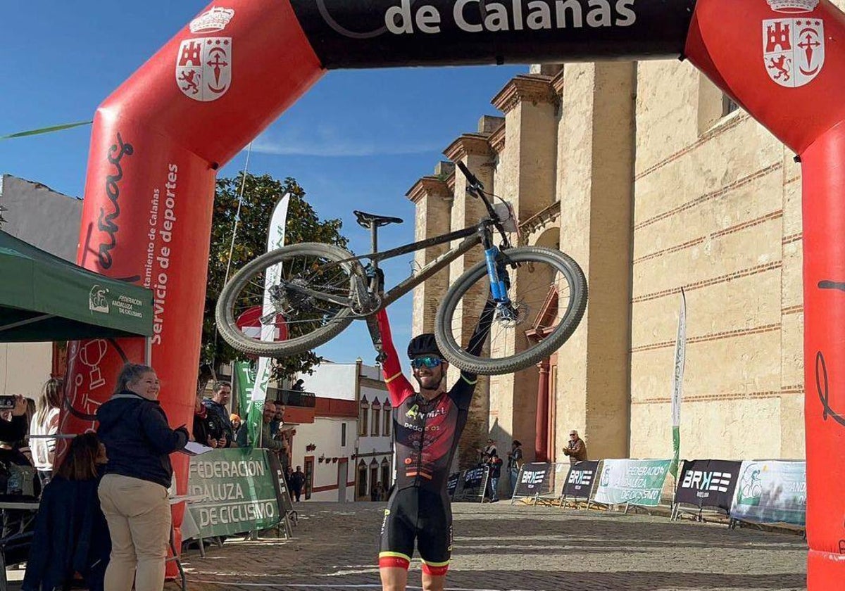 David Rodríguez entra en meta con su bicicleta en alto